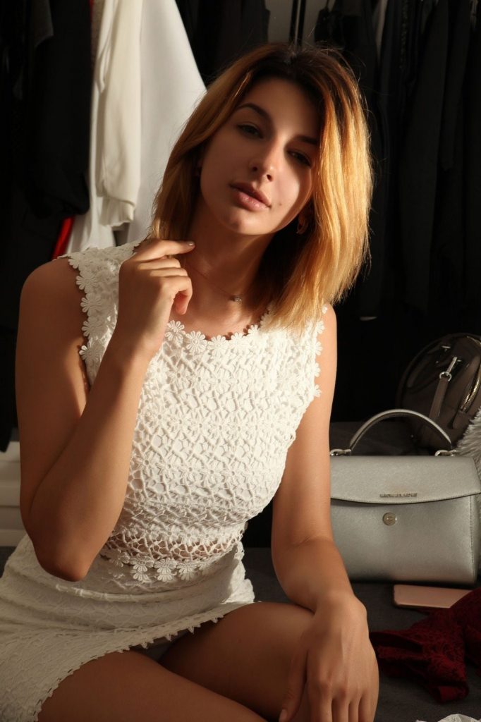 Проститутка Алина 22 года, у метро Старая Деревня  +7(981)136-33-84