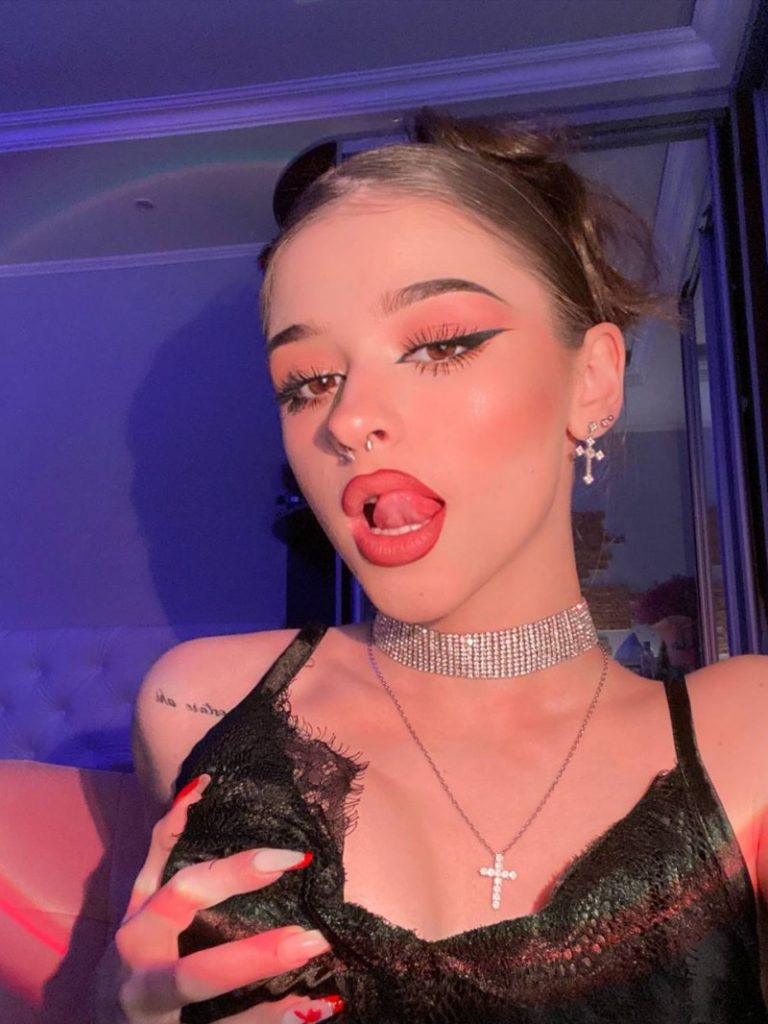 Проститутка Ира 26 лет, у метро Пионерская  +7(999)028-14-58