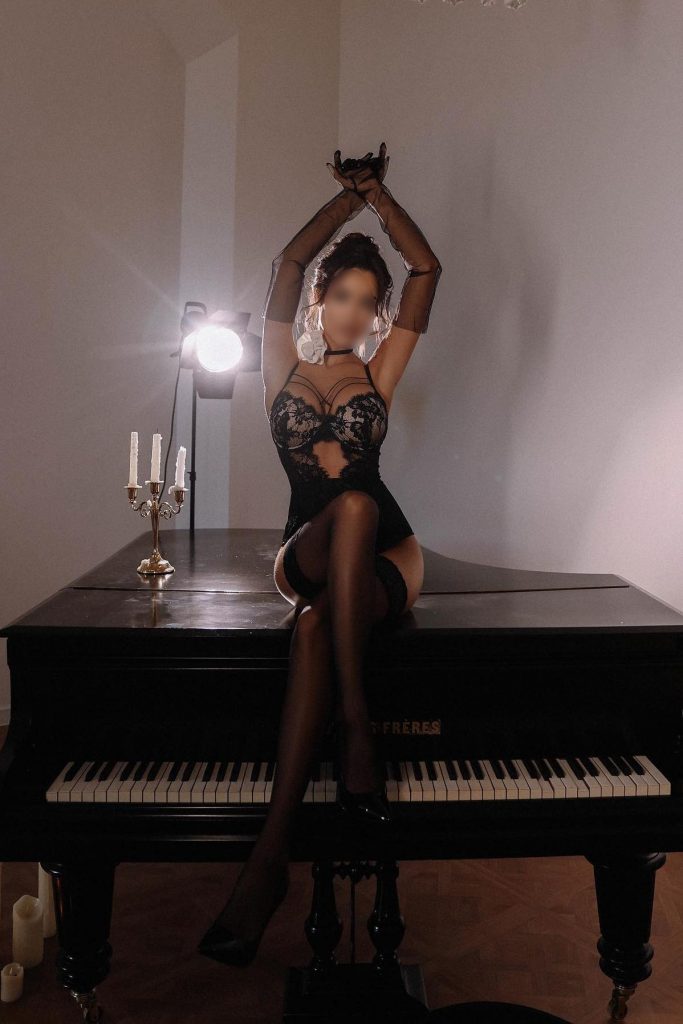 Проститутка Моня 19 лет, у метро Шушары  +79811363384