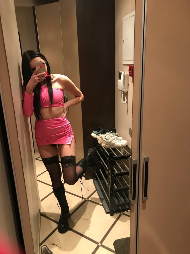 Проститутка Соня 24 года, у метро Площадь Ленина  +7(981)155-42-85