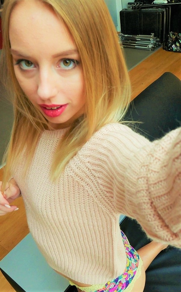 Проститутка Эля 21 год, у метро Новочеркасская  +7(981)155-42-85